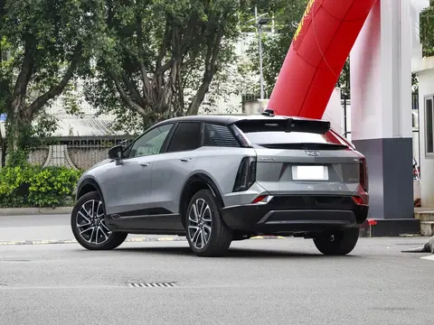 凯迪拉克这款纯电中型SUV，售价不足24万，33寸曲面屏，续航600Km