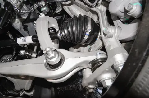 家用选哪款？风云 A9L 2025 款伯牙智领版、光辉四驱高能版底盘对比